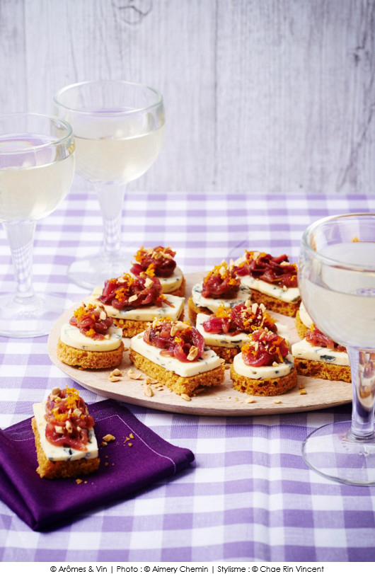 canapes-de-pain-depices-fourme-dambert-chutney-de-dattes