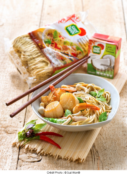 nouilles-sautees-aux-crevettes-et-saint-jacques-curry-et-lait-de-coco