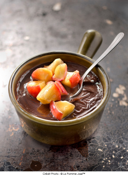petites-cocottes-de-creme-au-chocolat-a-lancienne-pommes-jazz-au-miel-maori