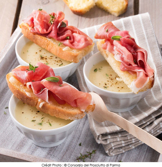 soupe-a-loignon-et-aux-pommes-de-terre-tartines-de-pain-gratinees-et-jambon-de-parme