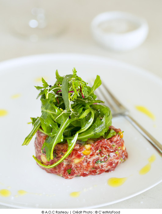 tartare-de-biche-aux-pignons-de-pin-et-a-lestragon