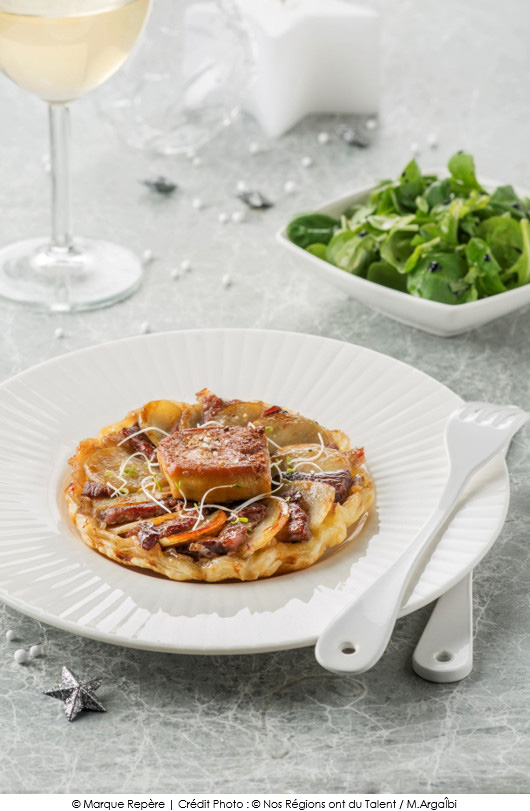 tatin-de-canard-aux-pommes-de-terre-confit-dechalotes-et-foie-gras-poele