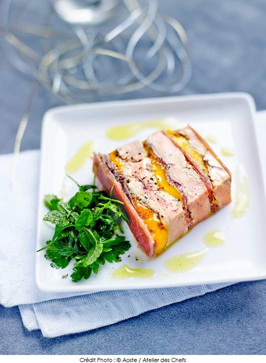 terrine-de-foie-gras-poele-mangue-jambon-de-bayonne-aoste-et-gelee-de-sauternes-au-poivre-de-timut