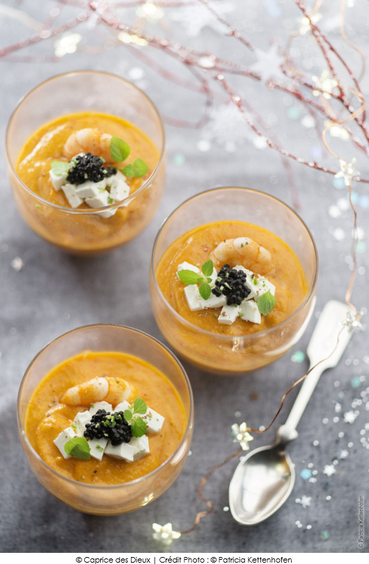 veloute-de-langoustines-cubes-de-caprices-des-anges-et-oeufs-de-harengs-fumes