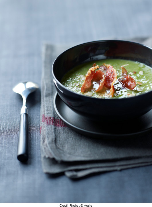 veloute-de-petits-pois-aux-amandes-et-ses-chips-de-jambon-serrano-aoste