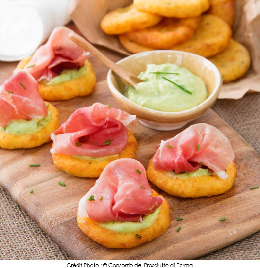 gateaux-de-pommes-de-terre-mousse-d-avocat-et-jambon-de-parme
