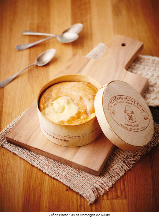 le-vacherin-mont-dor-roti-dans-sa-boite