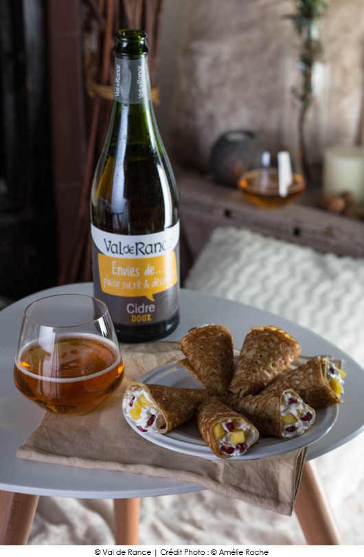 petits-cones-de-crepes-fourres-au-mascarpone-grenade-et-ananas