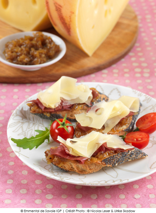 crostinis-a-l-emmental-de-savoie-chutney-d-oignons-maison-et-emince-de-bresaola