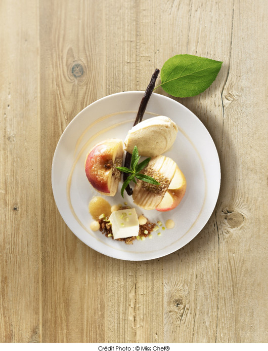 pomme-roti-au-coeur-croquant-mousse-lactee-sur-crumble-et-compotee