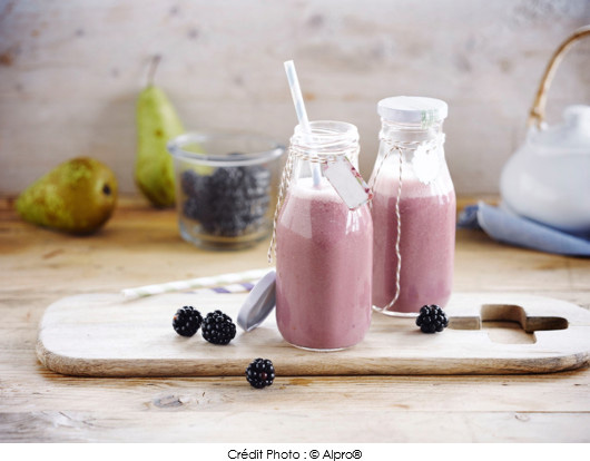 smoothie-poire-mures-et-gingembre-alpro-amande-non-sucre