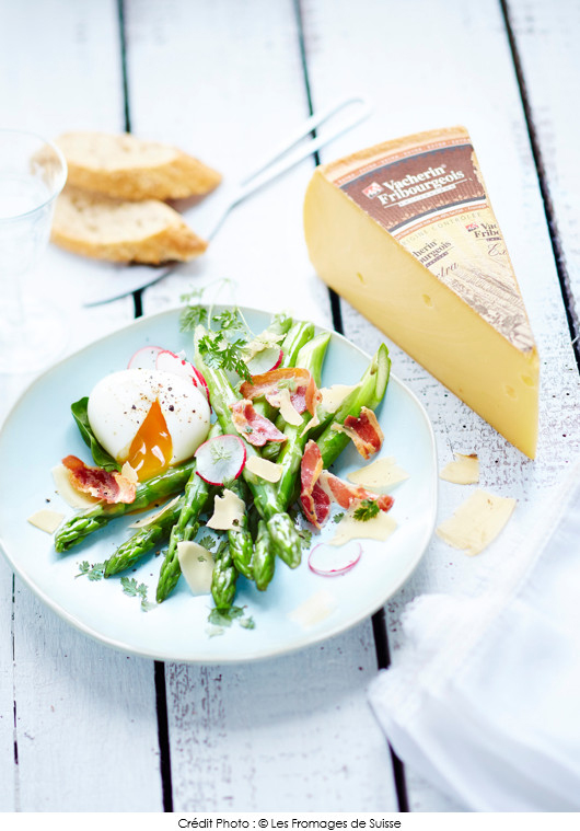 asperges-vertes-aux-oeufs-mollets-chips-de-pancetta-et-copeaux-de-vacherin-fribourgeois-aop