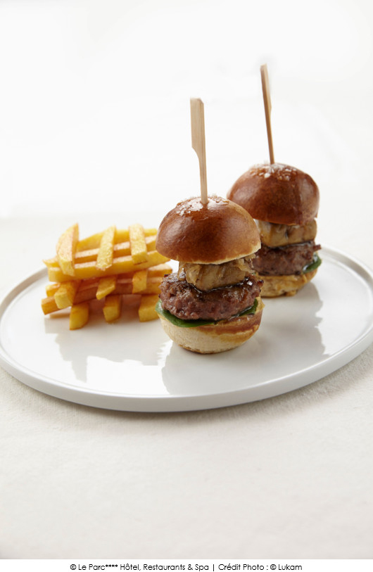 bretzel-burger-au-foie-gras-de-canard-pommes-frites