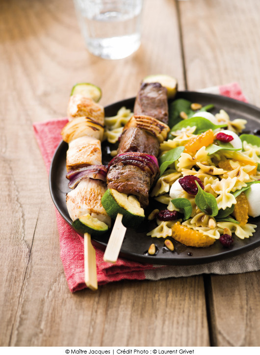 brochettes-de-boeuf-ou-de-poulet-et-salade-de-farfalles-epinards-mandarine-et-sauce-teryaki