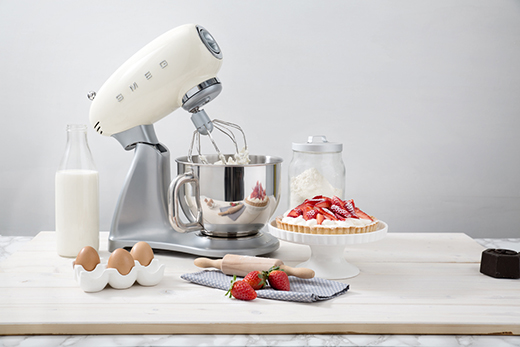 le-robot-sur-soble-smeg-de-la-gamme-annees-50