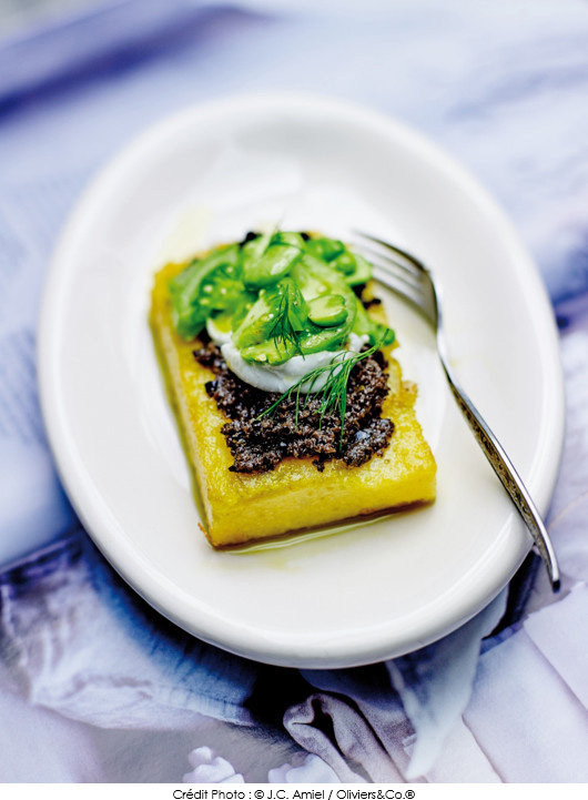 polenta-croustillante-herbes-aromatiques-et-concasse-dolives-noires