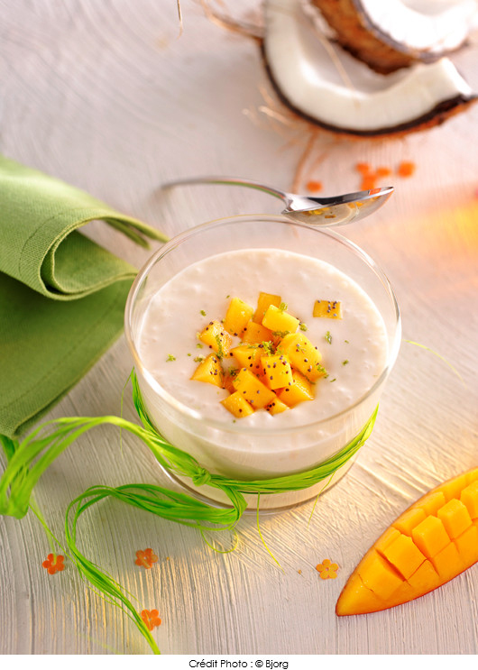 veloute-banane-coco-au-gingembre-et-tartare-de-mangue-au-pavot