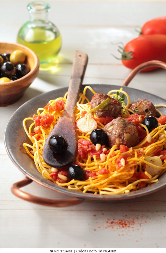 boulettes-de-boeuf-aux-olives-vertes-spaghettis-aux-tomates-fraiches-et-origan