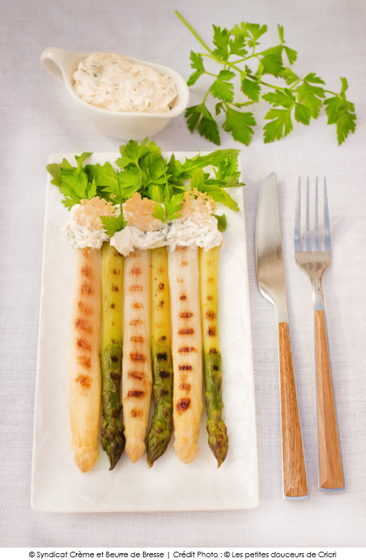 duo-dasperges-glacees-a-la-creme-et-au-beurre-de-bresse-aop-et-aux-herbes-fraiches