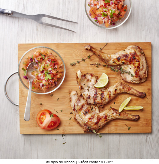 gigolettes-de-lapin-au-barbecue-parfumees-au-thym-et-au-citron-et-salsa-de-tomates