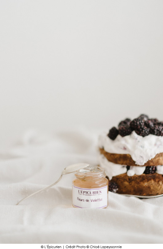naked-cake-amandes-et-mures-et-confit-de-violettes