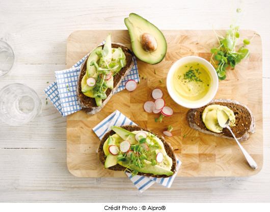 sandwiches-avocat-et-radis-sauce-amande-alpro-amande-original