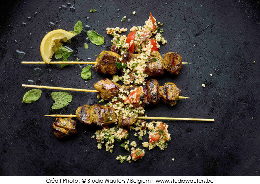 brochettes-dagneau-aux-epices-et-taboule-aux-raisins