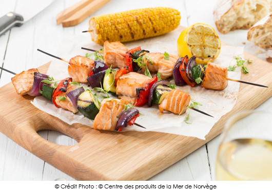 brochettes-de-saumon-de-norvege-et-ses-petits-legumes-du-soleil