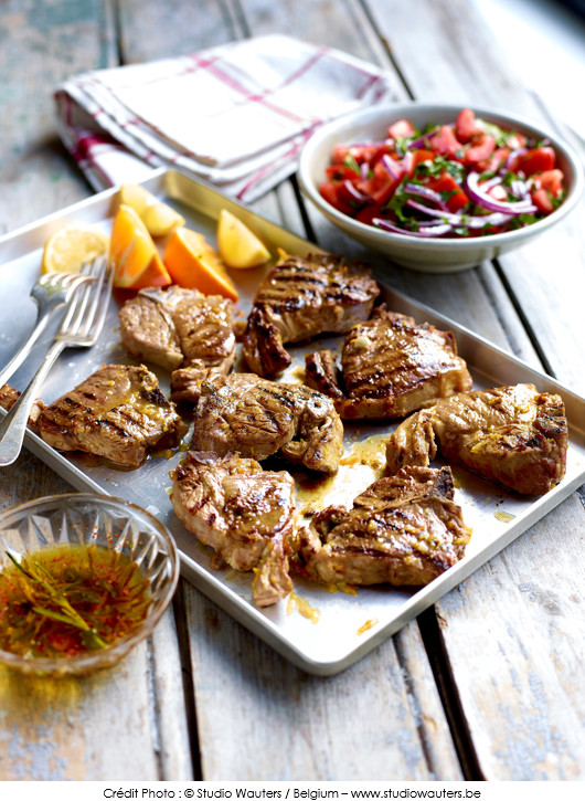 cotes-filet-dagneau-marines-aux-agrumes-salade-de-tomates-a-la-marocaine