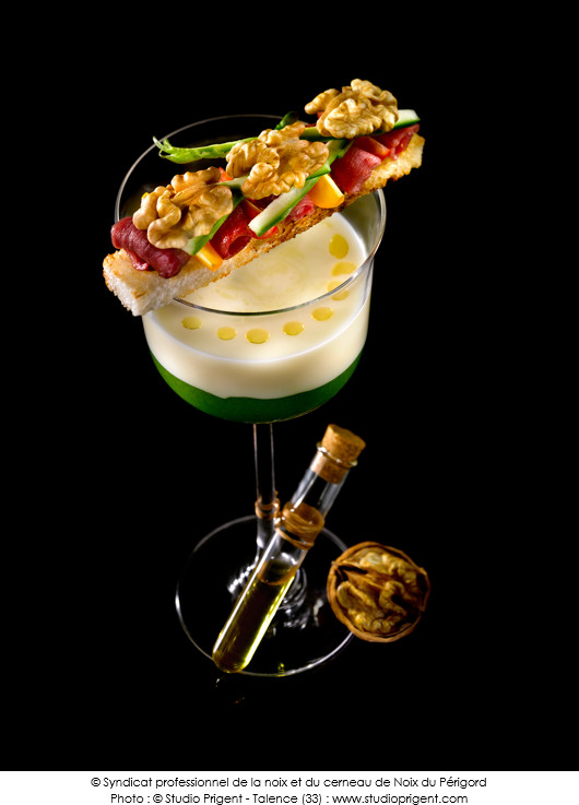 gaspacho-de-pommes-de-terre-emultionne-a-lhuile-de-noix-crostini-de-noix-du-perigord-et-magret-fume