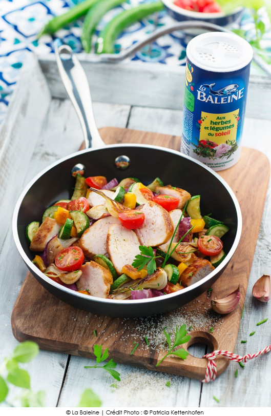 poelee-de-legumes-dete-et-supremes-de-poulet-grille