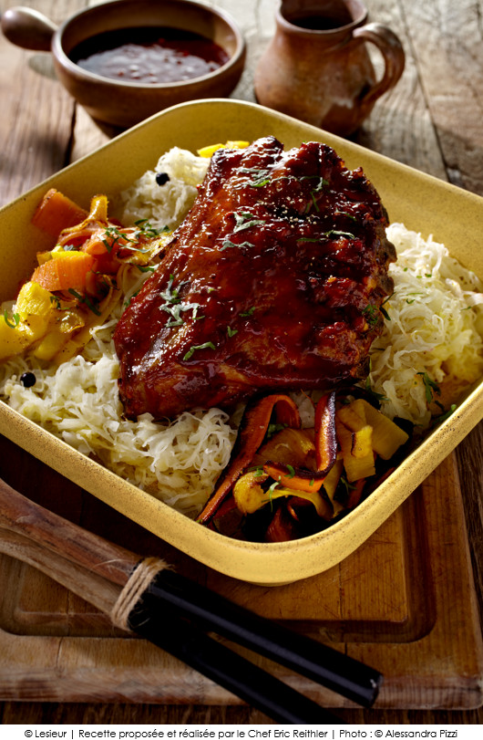 travers-de-porc-caramelise-choucroute-et-carottes-a-lancienne