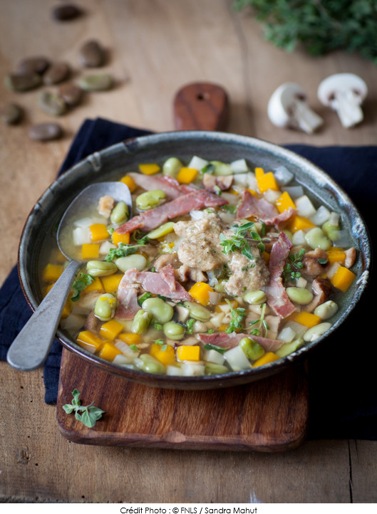 bucheronne-minestrone-de-la-foret-avec-pesto-brun-de-champignons-chataignes-et-feves-legumes-dhiver-lard