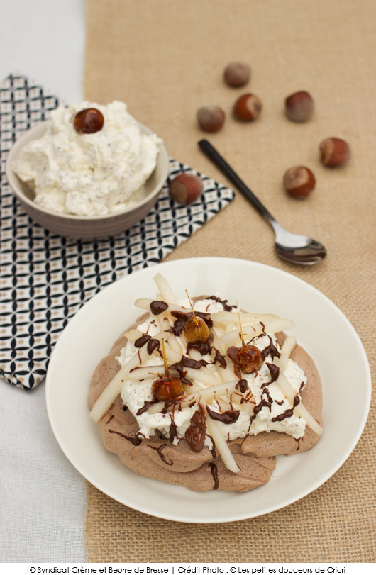 pavlova-chocolat-poire-et-noisette-a-la-creme-de-bresse-aop