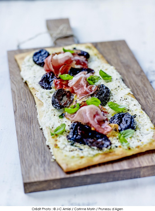 pizza-au-speck-chevre-frais-et-pruneau-dagen-igp-marine-au-basilic-frais