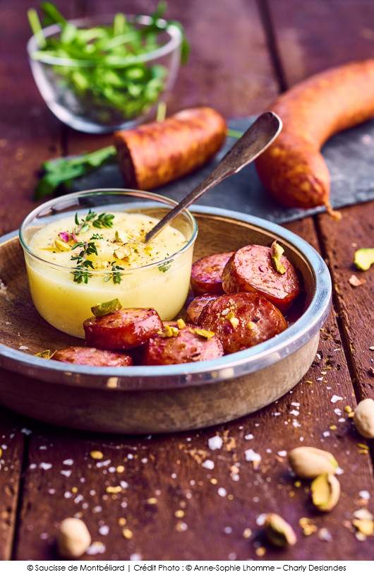 saucisses-de-montbeliard-a-la-pistache-et-puree-de-panais