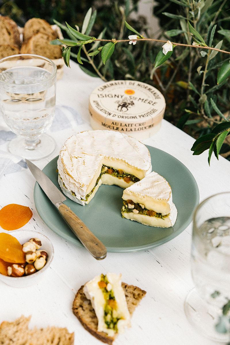 Camembert farci herbes, noisettes abricots secs