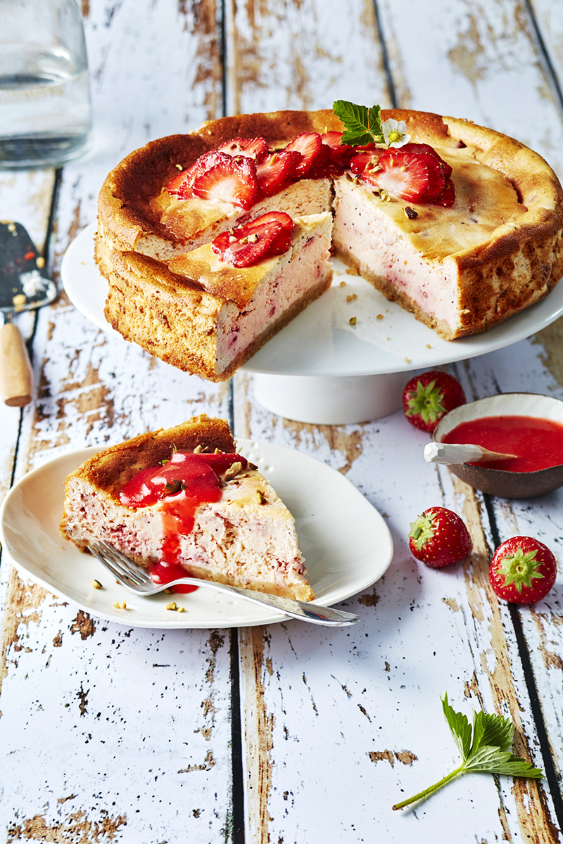 Cheesecake fraises rondes, pistaches graines de pavot