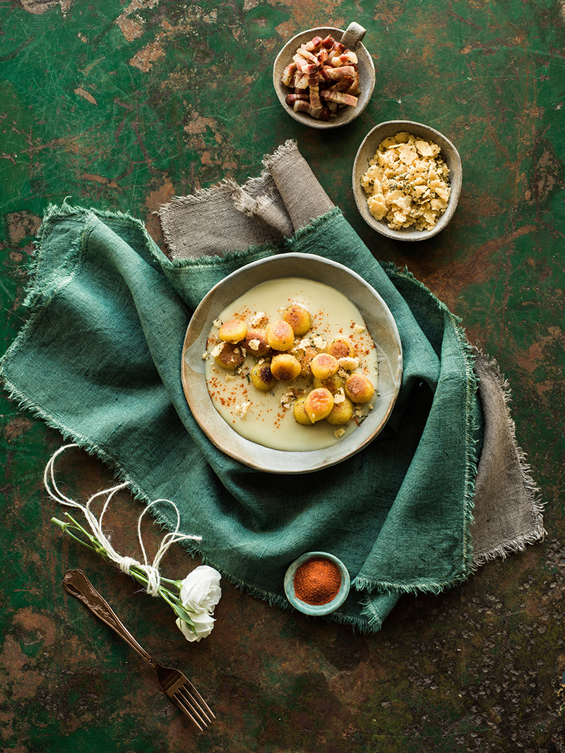 Gnocchi farcis carbonara Giovanni Rana, sauce oignons paprika fumé, crumble parmesan