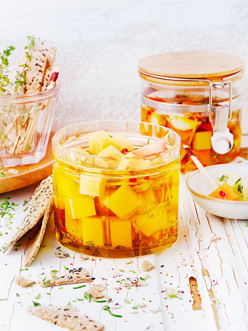 Petits cubes fromage marinés