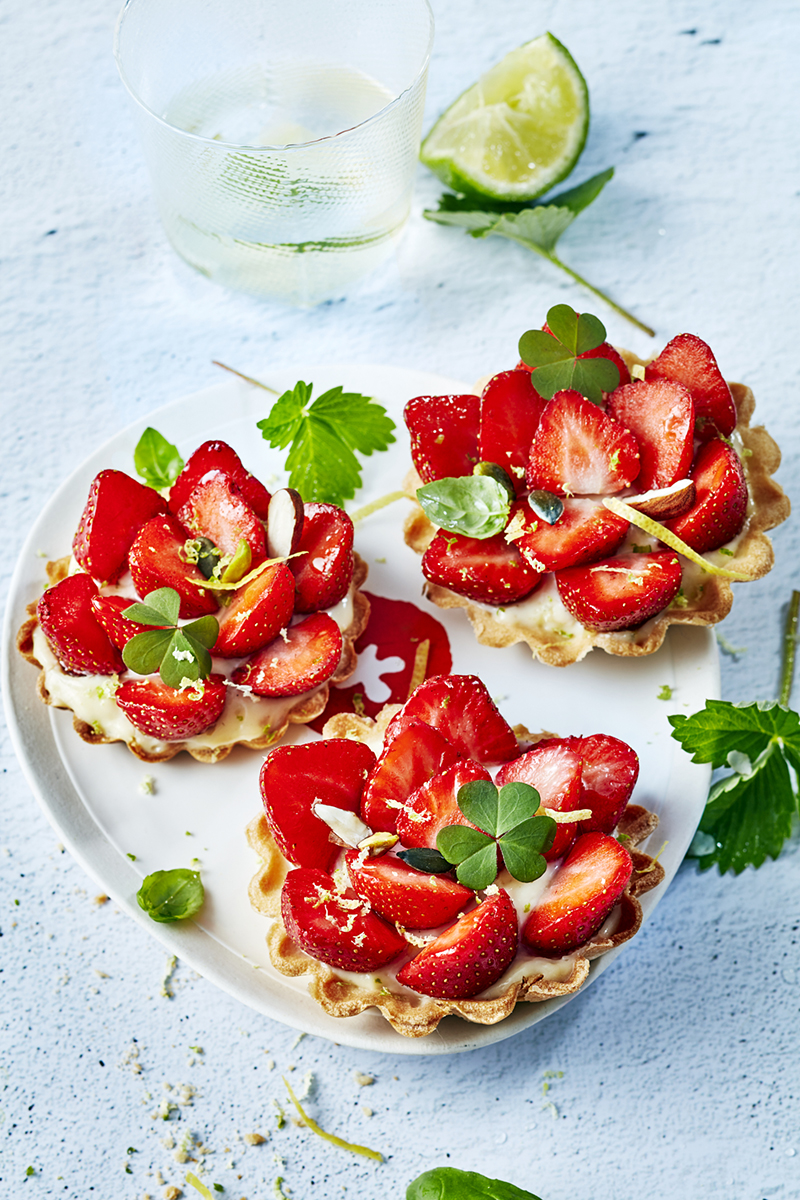 Tartelettes fraises charlotte, basilic citron vert