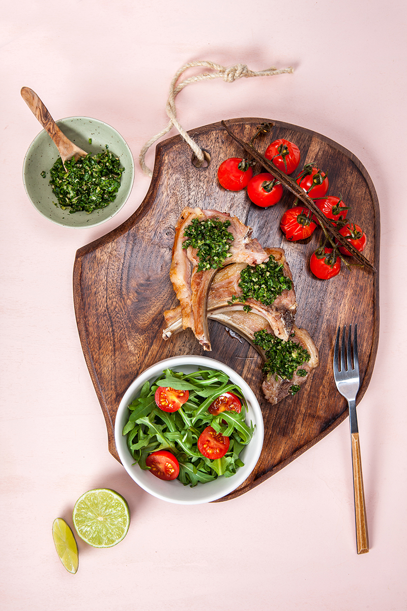 Côtes d’agneau gremolata, aigre-doux tomates grappes vanille