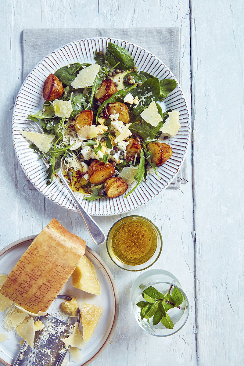 Salade pomme de terre rôties Parmigiano Reggiano persil, œuf câpres