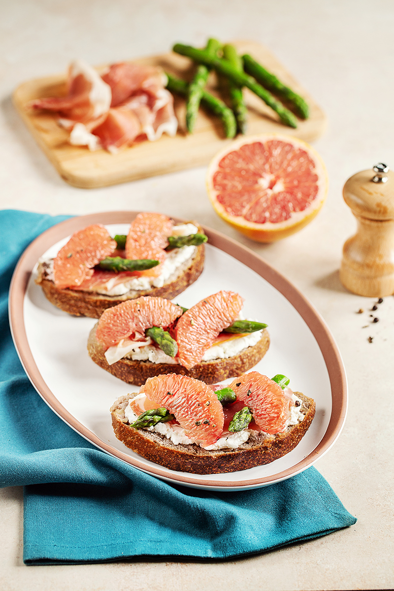 Tartines chèvre frais au pamplemousse de Floride, asperges jambon cru