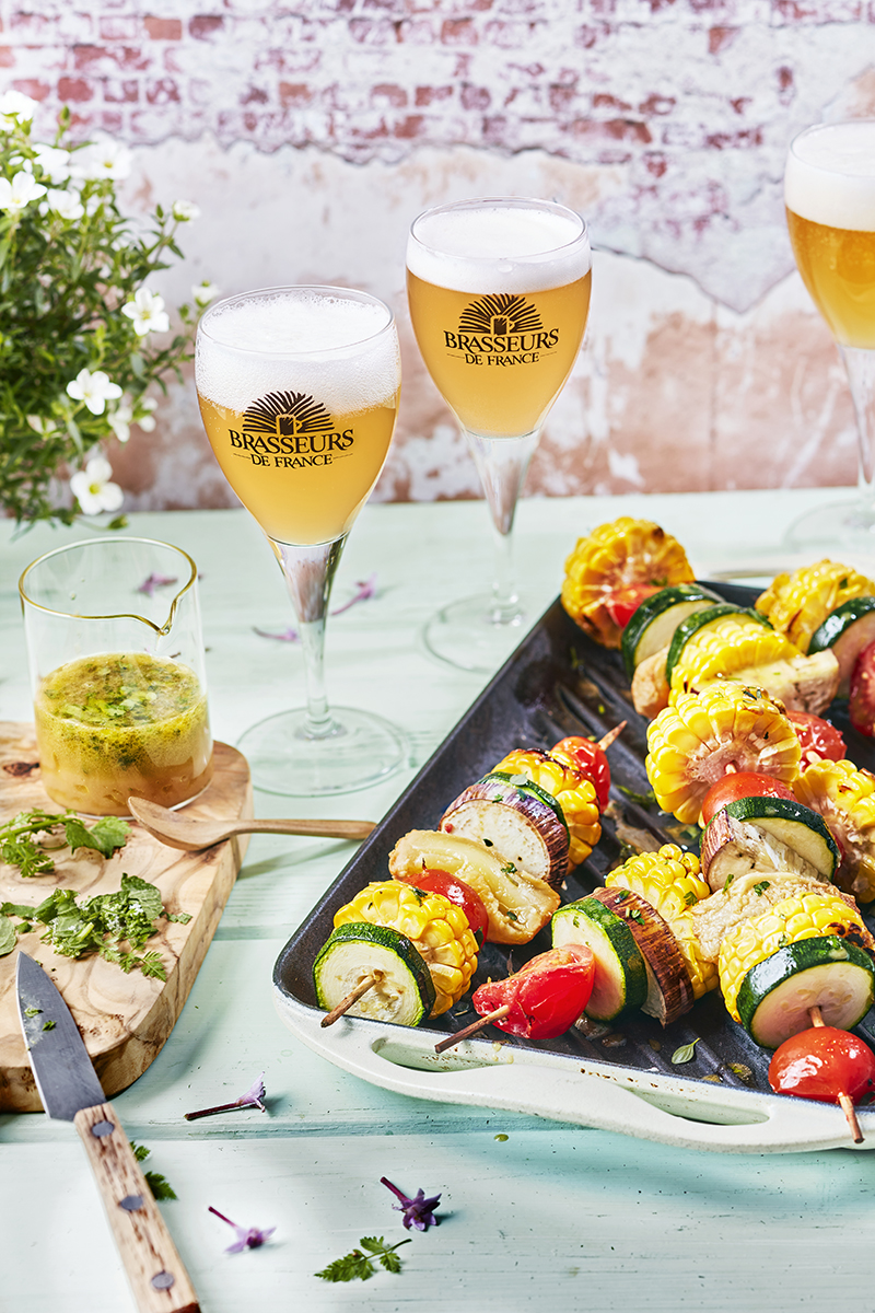 Brochettes légumes d’été vinaigrette herbes et à la bière