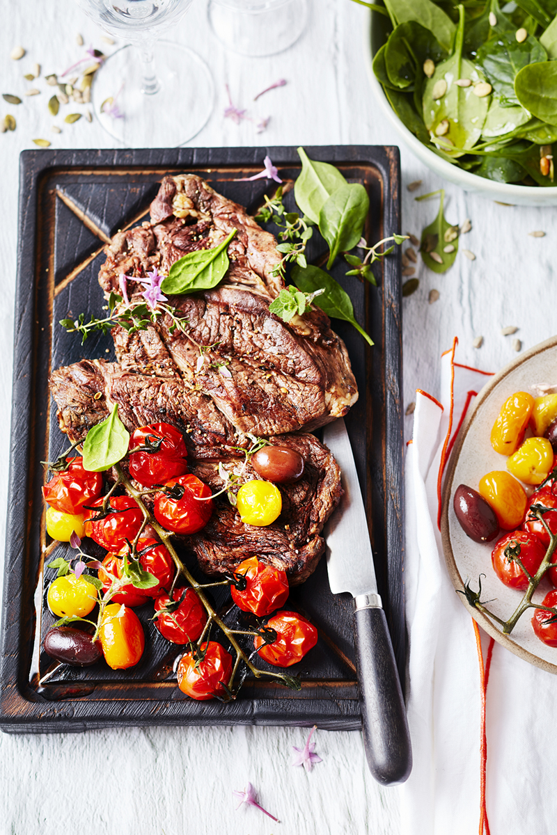 Entrecôte de bœuf Bio marinée, tomates cerise, thym, origan olives de Kalamata