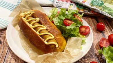 Hot-​dog saucisse fumée légumes du soleil