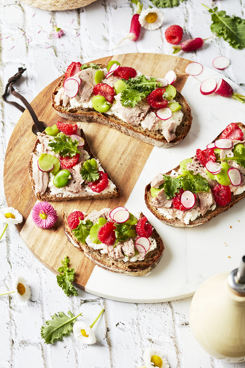 Gigot d’agneau Bio tartine, jeunes pousses, framboises, fèves, brousse