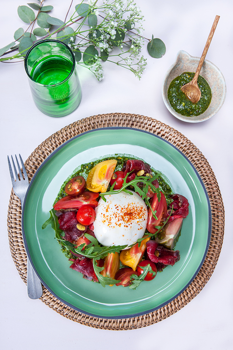 Gravlax de bœuf, tomates burrata, pesto pistache roquette