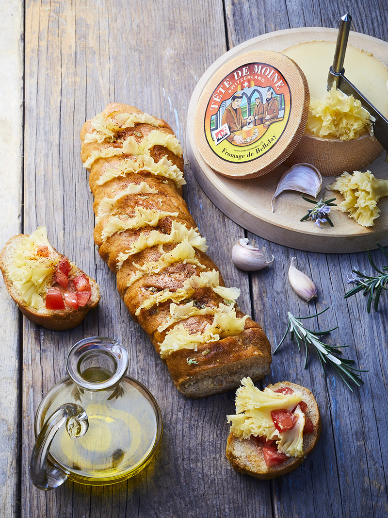 Toasts de pain à l’ail, tartare tomates, basilic rosettes de Tête de Moine AOP paprika